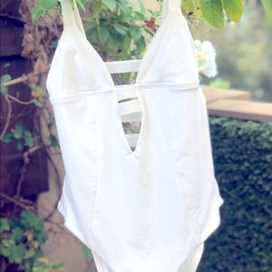 Vitamin A Neutra Maillot Cutout One Piece Small 🤍
